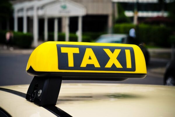 Originalbild der bisherigen Website: Taxi-Schild